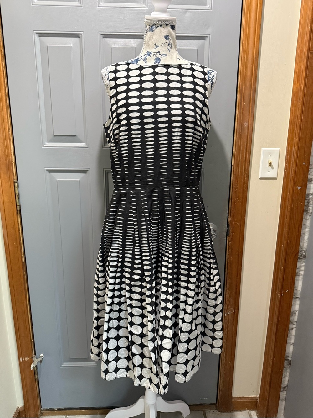 Talbots -Black and White Polka Dot Midi Fit-and-Flare retro style Dress (10)